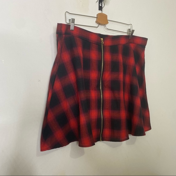 🎈4 for $40🎈SHEIN Plus Red & Black Plaid Zip Up Front Skirt Size 4X - Picture 5 of 7